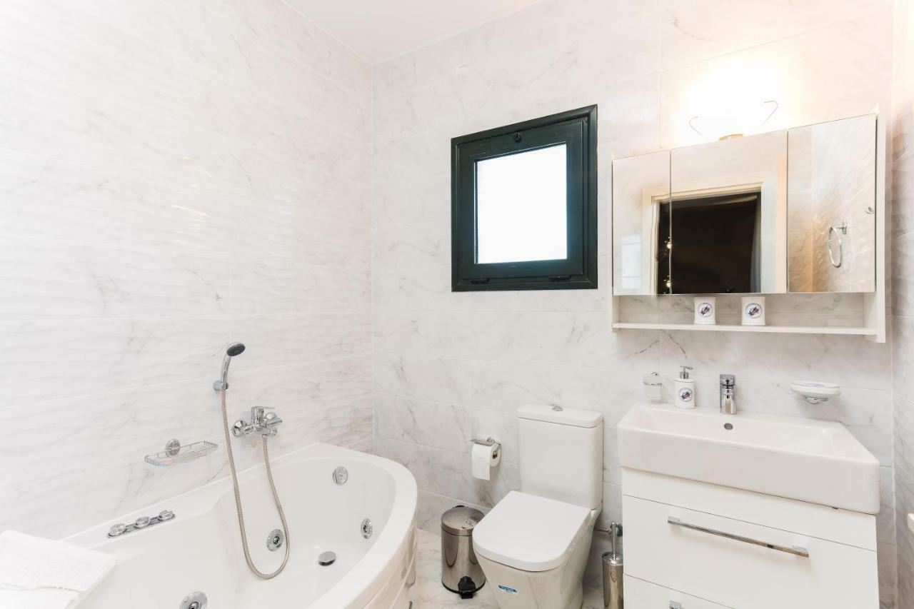 Evangelos Villas, Lavish Touch, By Thinkvilla Angeliana  Luaran gambar